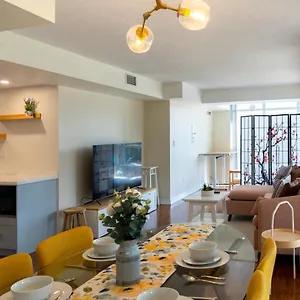 Large 2 Bedrooms Besides Cn Tower , Toronto Canada